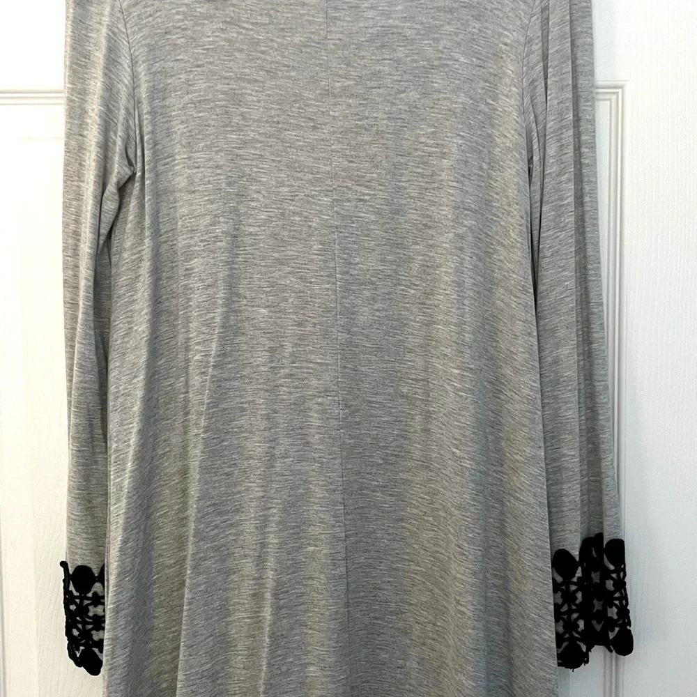 Francesca’s NWT grey knit embroidered comfy dress Size Small